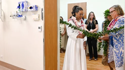 oprah-at-ct-scanner-blessing-with-kahu-kimokeo-and-imaging-director-kelly-combs_web-1024x682.jpeg